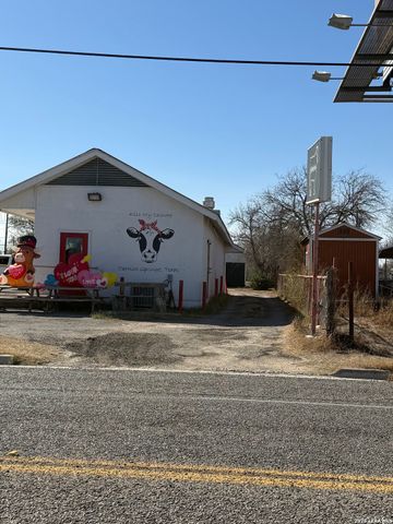 215 E Alamo, Carrizo Springs, TX 78834