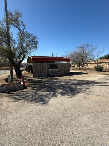 215 E Alamo, Carrizo Springs, TX 78834