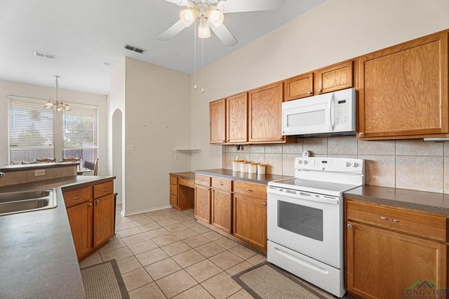 260 Crestview Dr, Jacksonville, TX 75766