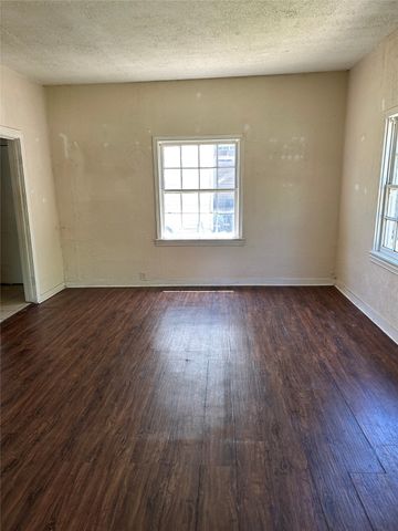 804 N Sherman Street, Ennis, TX 75119