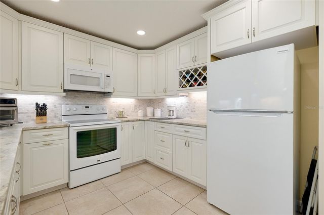 92 CIRCLEWOOD DRIVE B3-1, Venice, FL 34293