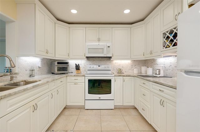 92 CIRCLEWOOD DRIVE B3-1, Venice, FL 34293