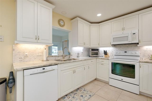 92 CIRCLEWOOD DRIVE B3-1, Venice, FL 34293