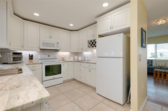 92 CIRCLEWOOD DRIVE B3-1, Venice, FL 34293