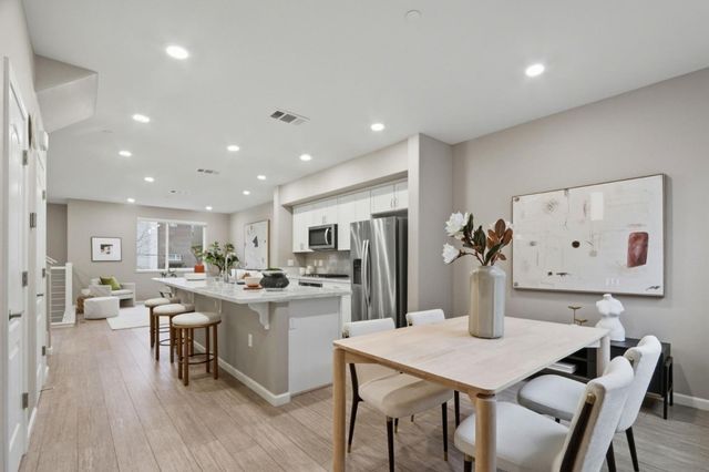 157 Llano De Los Robles Avenue 4, San Jose, CA 95136