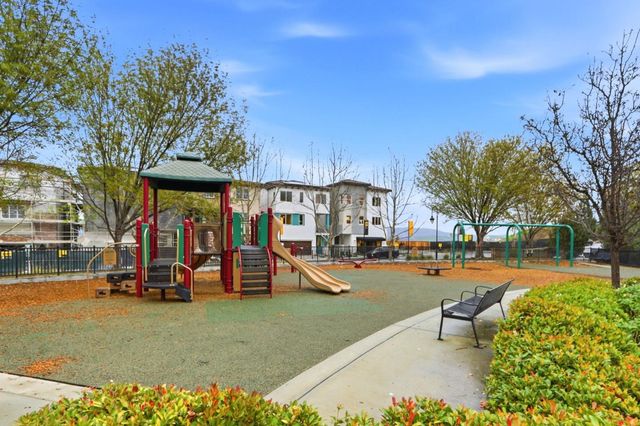 157 Llano De Los Robles Avenue 4, San Jose, CA 95136