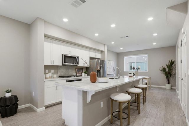 157 Llano De Los Robles Avenue 4, San Jose, CA 95136