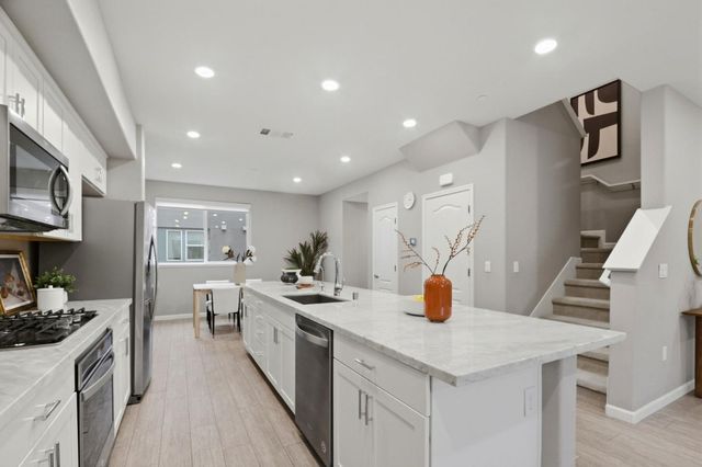 157 Llano De Los Robles Avenue 4, San Jose, CA 95136