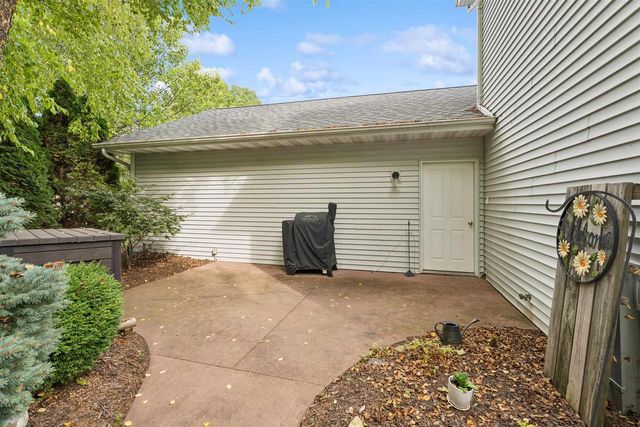35 E SUNNY HILL AVENUE, Oshkosh, WI 54902