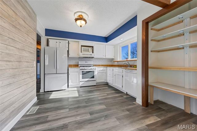 17 Trade Winds Drive, St Peters, MO 63376