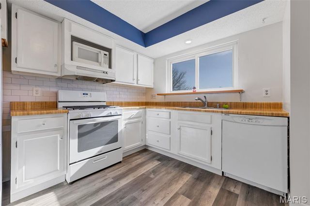 17 Trade Winds Drive, St Peters, MO 63376