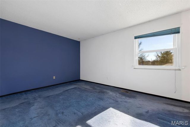 17 Trade Winds Drive, St Peters, MO 63376