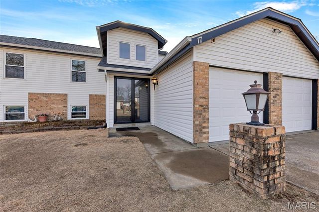 17 Trade Winds Drive, St Peters, MO 63376