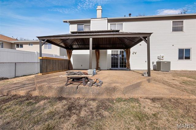 17 Trade Winds Drive, St Peters, MO 63376