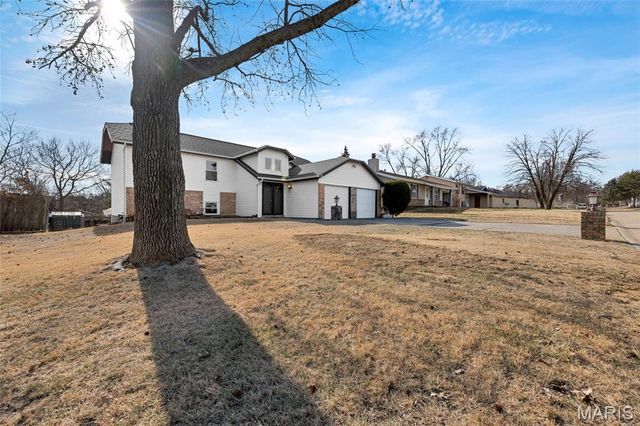 17 Trade Winds Drive, St Peters, MO 63376