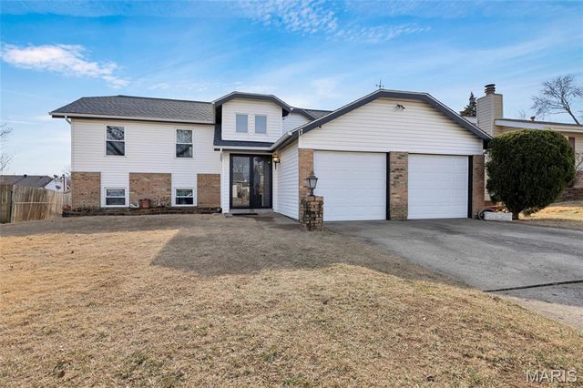 17 Trade Winds Drive, St Peters, MO 63376