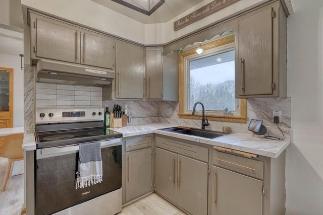 5890 Lakeview DRIVE, Greendale, WI 53129