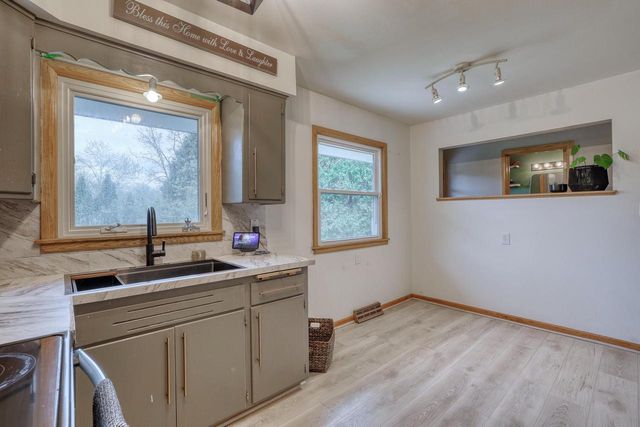 5890 Lakeview DRIVE, Greendale, WI 53129