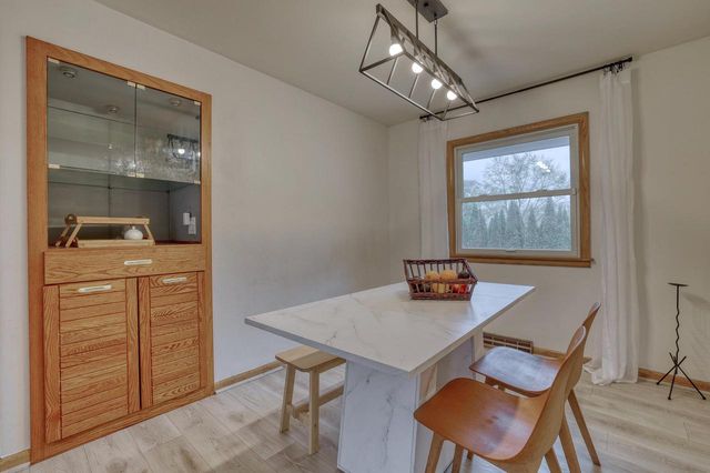5890 Lakeview DRIVE, Greendale, WI 53129
