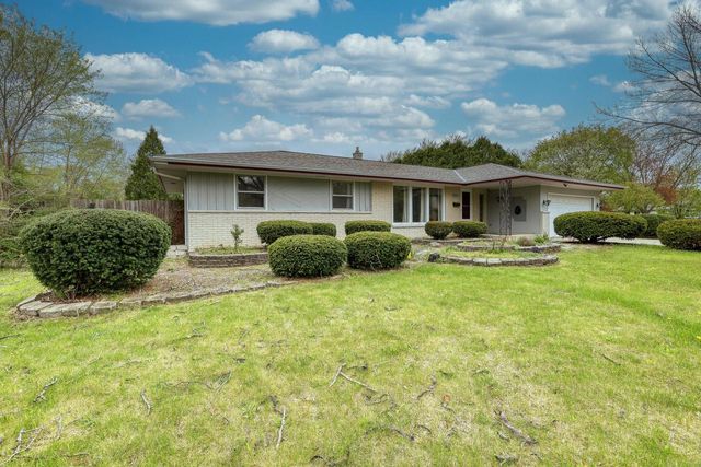 5890 Lakeview DRIVE, Greendale, WI 53129