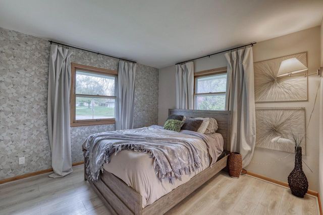 5890 Lakeview DRIVE, Greendale, WI 53129