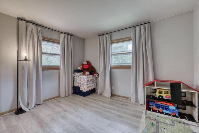 5890 Lakeview DRIVE, Greendale, WI 53129