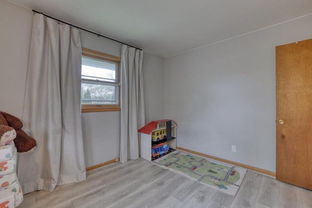 5890 Lakeview DRIVE, Greendale, WI 53129