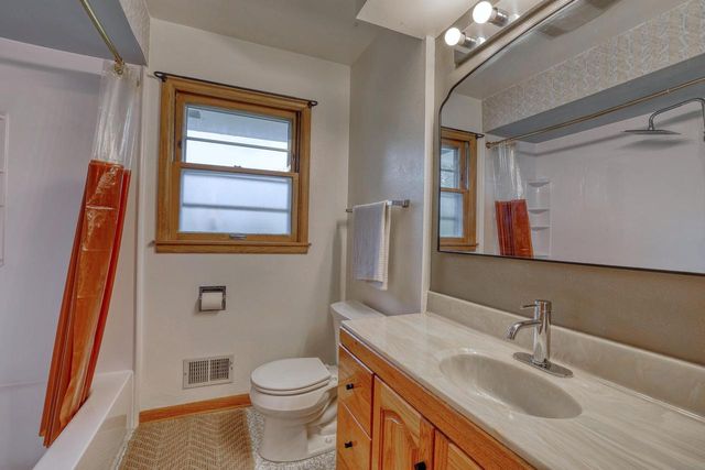 5890 Lakeview DRIVE, Greendale, WI 53129