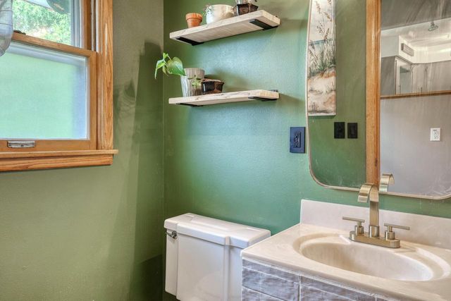 5890 Lakeview DRIVE, Greendale, WI 53129