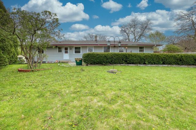 5890 Lakeview DRIVE, Greendale, WI 53129
