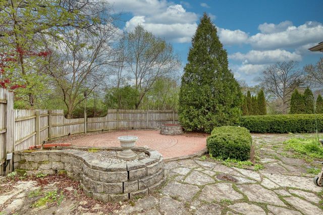 5890 Lakeview DRIVE, Greendale, WI 53129