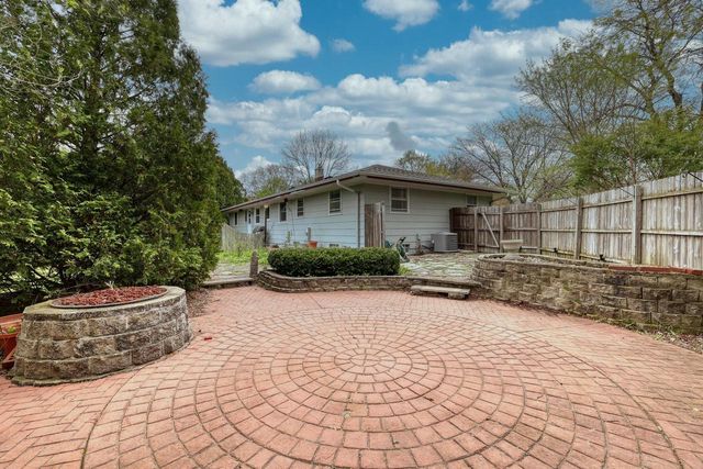 5890 Lakeview DRIVE, Greendale, WI 53129