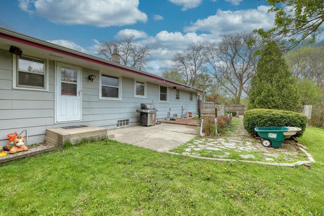 5890 Lakeview DRIVE, Greendale, WI 53129