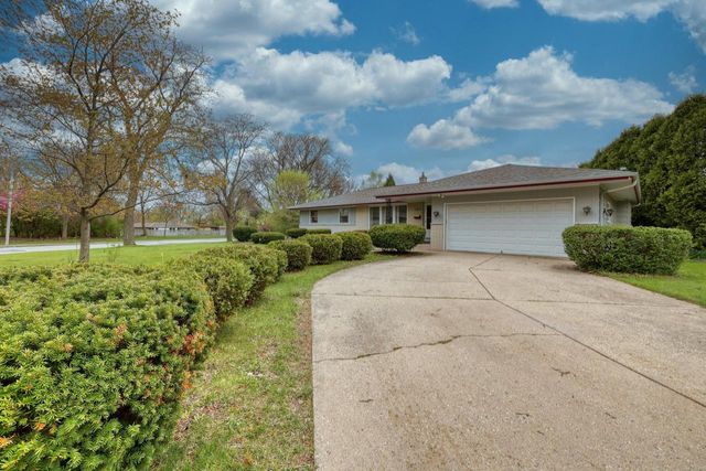 5890 Lakeview DRIVE, Greendale, WI 53129