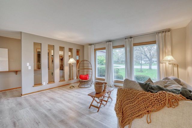 5890 Lakeview DRIVE, Greendale, WI 53129