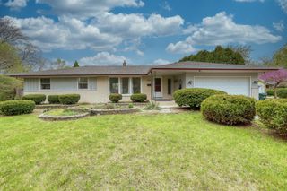 5890 Lakeview DRIVE, Greendale, WI 53129