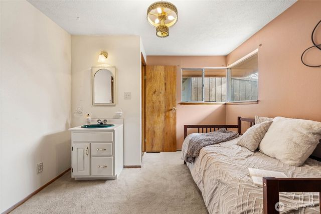 1735 E 65th Street, Tacoma, WA 98404