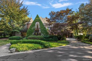 49016 Pointe Lakeview Drive, Chesterfield, MI 48047