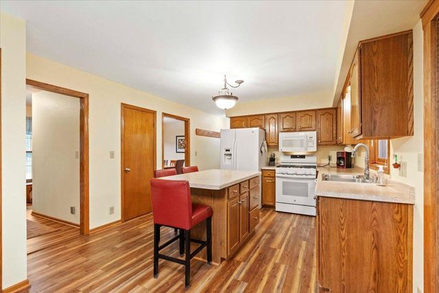 8780 W Lake Pointe DRIVE, Franklin, WI 53132