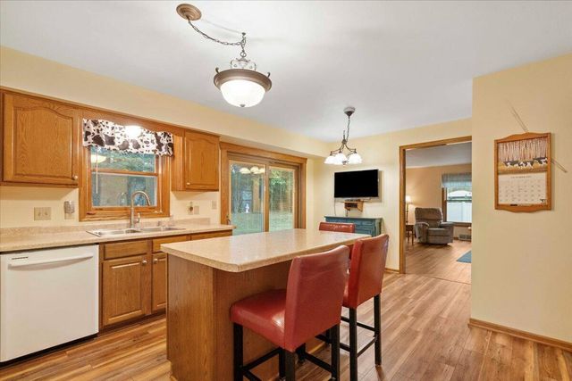 8780 W Lake Pointe DRIVE, Franklin, WI 53132