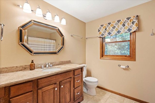 8780 W Lake Pointe DRIVE, Franklin, WI 53132