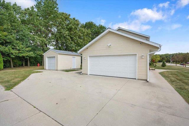 8780 W Lake Pointe DRIVE, Franklin, WI 53132