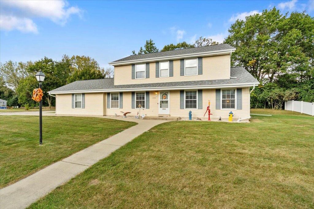 8780 W Lake Pointe DRIVE, Franklin, WI 53132
