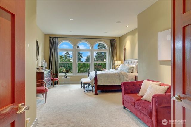 1055 91st Avenue NE, Bellevue, WA 98004