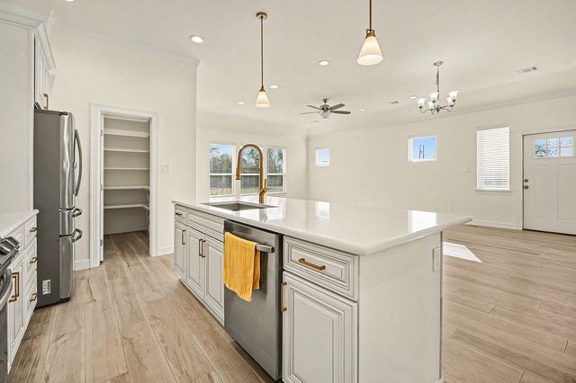 3633 E Meadow Ln, Dickinson, TX 77539