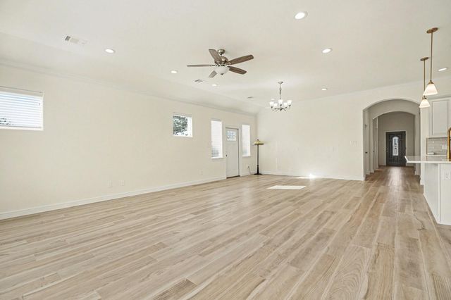 3633 E Meadow Ln, Dickinson, TX 77539