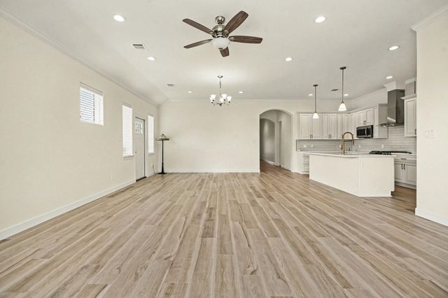 3633 E Meadow Ln, Dickinson, TX 77539