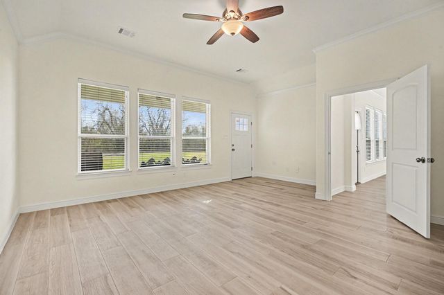 3633 E Meadow Ln, Dickinson, TX 77539