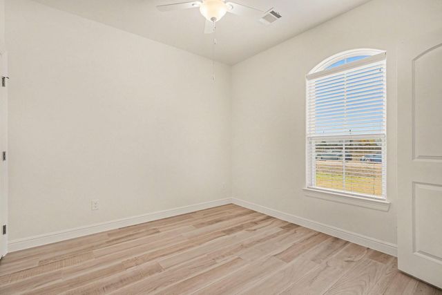 3633 E Meadow Ln, Dickinson, TX 77539