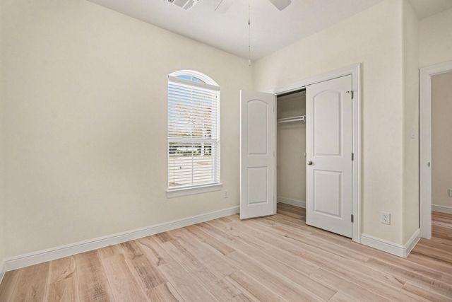 3633 E Meadow Ln, Dickinson, TX 77539